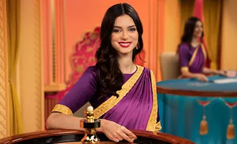 Hai chú gà chọi đang đối đầu trên sàn đấu với khán giả cổ vũ cuồng nhiệt